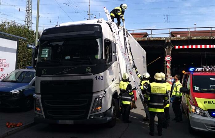 Lkw steckt in Thalkirchner Unterführung fest!