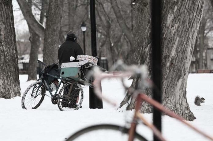 In diesem Winter wird es eine zusätzliche Aufenthaltsmöglich- keit für obdachlose Menschen am Hauptbahnhof geben. Der Stadtrat hat in seiner gestrigen Vollversammlung die Bezuschussung dieses Projekts der Caritas mit rund 200.000 Euro beschlossen. Die Caritas hat mit der Korbiniansküche in Form eines Foodtrucks bereits im September auf dem Karl-Stützel-Platz begonnen. Aufgrund der sehr guten Zusammenarbeit der Münchner Bahnhofsmission mit dem Bahnmanagement des Münchner Hauptbahnhofs können in diesem Winter nun die ehemaligen Räume der Internationalen Apotheke im Bahnhofsgebäude mietfrei genutzt werden. In diesen Räumen finden (mit Abstandsregeln) zirka 20 bis 30 Personen gleichzeitig Platz, können sich aufwärmen und eine warme Suppe bekommen. Darüber hinaus soll dieses Angebot dazu dienen, den Menschen längerfristig Wege aus der Obdach- und Mittellosigkeit aufzuzeigen. Diese Beratung, Begleitung und Perspektivenentwicklung kann aufgrund der zentralen Lage der Korbiniansküche ideal von den anliegenden Beratungsstellen übernommen werden. Darüber hinaus hat der Stadtrat beschlossen, den Ganztagesbetrieb im Übernachtungsschutz zum 31. Oktober zu beenden. Dieser war zu Beginn der Coronapandemie und dem sogenannten Lockdown eingerichtet worden, um es den obdachlosen Menschen zu ermöglichen, den strengen Auflagen der Ausgangsbeschränkungen nachkommen zu können. Da der Lockdown im Mai beendet wurde und auch alle sonstigen Anlaufstellen wieder geöffnet sind, wurde zum Juli zunächst die Vollverpflegung mit Catering eingestellt. Nun wird auch die Möglichkeit des Aufenthalts im Kälteschutz tagsüber beendet. Die Küche im Haus 22 bleibt für die Klientinnen und Klienten allerdings geöffnet, sodass sie abends kochen können. Betten werden zudem für mindestens den Einweisungszeitraum (eine Woche) fest vergeben. Familien sollen auch weiterhin im regulären Wohnungslosensystem untergebracht werden. Im Falle eines Lockdowns soll die ganztägige Öffnung des Übernachtungsschutzes wieder aufgenommen werden. Nach wie vor steht obdachlosen Menschen ein seit Jahren etabliertes Hilfsangebot verschiedener Träger zur Verfügung. In diesen Anlaufstellen und Tagestreffs können sich die Klientinnen und Klienten des Übernachtungsschutzes aufhalten aber vor allem auch beraten lassen. Diese niederschwellige Beratung ist mitunter eines der Hauptziele der betreffenden Angebote, die von der Laufkundschaft leben. Diese Hilfsangebote umfassen zum Beispiel die Beratungsstelle Destouche 89 (Evangelisches Hilfswerk gHmbH − EHW), das Infozentrum Migration und Arbeit mit dem Beratungscafé (Arbeiterwohlfahrt − AWO) und das Projekt „Bildung statt Betteln“ (Caritasverband München-Freising e.V.). Auch die Bahnhofsmission München, das Haneberghaus St. Bonifaz, die Tagestreffs Teestube „komm“, otto & rosi und das Begegnungszentrum D3 sind für die Zielgruppe zugänglich und werden gut genutzt. Das Sozialreferat zahlt für diese Angebote jährlich Zuschüsse in Höhe von rund fünf Millionen Euro. In diesem Winter wird es eine zusätzliche Aufenthaltsmöglich- keit für obdachlose Menschen am Hauptbahnhof geben. Der Stadtrat hat in seiner gestrigen Vollversammlung die Bezuschussung dieses Projekts der Caritas mit rund 200.000 Euro beschlossen. Die Caritas hat mit der Korbiniansküche in Form eines Foodtrucks bereits im September auf dem Karl-Stützel-Platz begonnen. Aufgrund der sehr guten Zusammenarbeit der Münchner Bahnhofsmission mit dem Bahnmanagement des Münchner Hauptbahnhofs können in diesem Winter nun die ehemaligen Räume der Internationalen Apotheke im Bahnhofsgebäude mietfrei genutzt werden. In diesen Räumen finden (mit Abstandsregeln) zirka 20 bis 30 Personen gleichzeitig Platz, können sich aufwärmen und eine warme Suppe bekommen. Darüber hinaus soll dieses Angebot dazu dienen, den Menschen längerfristig Wege aus der Obdach- und Mittellosigkeit aufzuzeigen. Diese Beratung, Begleitung und Perspektivenentwicklung kann aufgrund der zentralen Lage der Korbiniansküche ideal von den anliegenden Beratungsstellen übernommen werden. Darüber hinaus hat der Stadtrat beschlossen, den Ganztagesbetrieb im Übernachtungsschutz zum 31. Oktober zu beenden. Dieser war zu Beginn der Coronapandemie und dem sogenannten Lockdown eingerichtet worden, um es den obdachlosen Menschen zu ermöglichen, den strengen Auflagen der Ausgangsbeschränkungen nachkommen zu können. Da der Lockdown im Mai beendet wurde und auch alle sonstigen Anlaufstellen wieder geöffnet sind, wurde zum Juli zunächst die Vollverpflegung mit Catering eingestellt. Nun wird auch die Möglichkeit des Aufenthalts im Kälteschutz tagsüber beendet. Die Küche im Haus 22 bleibt für die Klientinnen und Klienten allerdings geöffnet, sodass sie abends kochen können. Betten werden zudem für mindestens den Einweisungszeitraum (eine Woche) fest vergeben. Familien sollen auch weiterhin im regulären Wohnungslosensystem untergebracht werden. Im Falle eines Lockdowns soll die ganztägige Öffnung des Übernachtungsschutzes wieder aufgenommen werden. Nach wie vor steht obdachlosen Menschen ein seit Jahren etabliertes Hilfsangebot verschiedener Träger zur Verfügung. In diesen Anlaufstellen und Tagestreffs können sich die Klientinnen und Klienten des Übernachtungsschutzes aufhalten aber vor allem auch beraten lassen. Diese niederschwellige Beratung ist mitunter eines der Hauptziele der betreffenden Angebote, die von der Laufkundschaft leben. Diese Hilfsangebote umfassen zum Beispiel die Beratungsstelle Destouche 89 (Evangelisches Hilfswerk gHmbH − EHW), das Infozentrum Migration und Arbeit mit dem Beratungscafé (Arbeiterwohlfahrt − AWO) und das Projekt „Bildung statt Betteln“ (Caritasverband München-Freising e.V.). Auch die Bahnhofsmission München, das Haneberghaus St. Bonifaz, die Tagestreffs Teestube „komm“, otto & rosi und das Begegnungszentrum D3 sind für die Zielgruppe zugänglich und werden gut genutzt. Das Sozialreferat zahlt für diese Angebote jährlich Zuschüsse in Höhe von rund fünf Millionen Euro.