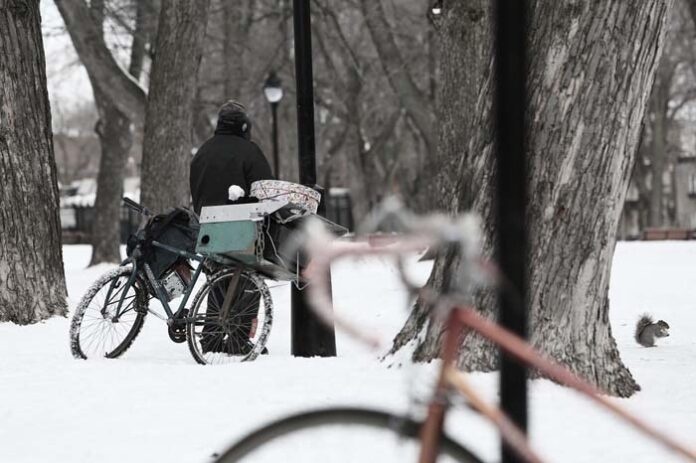 In diesem Winter wird es eine zusätzliche Aufenthaltsmöglich- keit für obdachlose Menschen am Hauptbahnhof geben. Der Stadtrat hat in seiner gestrigen Vollversammlung die Bezuschussung dieses Projekts der Caritas mit rund 200.000 Euro beschlossen. Die Caritas hat mit der Korbiniansküche in Form eines Foodtrucks bereits im September auf dem Karl-Stützel-Platz begonnen. Aufgrund der sehr guten Zusammenarbeit der Münchner Bahnhofsmission mit dem Bahnmanagement des Münchner Hauptbahnhofs können in diesem Winter nun die ehemaligen Räume der Internationalen Apotheke im Bahnhofsgebäude mietfrei genutzt werden. In diesen Räumen finden (mit Abstandsregeln) zirka 20 bis 30 Personen gleichzeitig Platz, können sich aufwärmen und eine warme Suppe bekommen. Darüber hinaus soll dieses Angebot dazu dienen, den Menschen längerfristig Wege aus der Obdach- und Mittellosigkeit aufzuzeigen. Diese Beratung, Begleitung und Perspektivenentwicklung kann aufgrund der zentralen Lage der Korbiniansküche ideal von den anliegenden Beratungsstellen übernommen werden. Darüber hinaus hat der Stadtrat beschlossen, den Ganztagesbetrieb im Übernachtungsschutz zum 31. Oktober zu beenden. Dieser war zu Beginn der Coronapandemie und dem sogenannten Lockdown eingerichtet worden, um es den obdachlosen Menschen zu ermöglichen, den strengen Auflagen der Ausgangsbeschränkungen nachkommen zu können. Da der Lockdown im Mai beendet wurde und auch alle sonstigen Anlaufstellen wieder geöffnet sind, wurde zum Juli zunächst die Vollverpflegung mit Catering eingestellt. Nun wird auch die Möglichkeit des Aufenthalts im Kälteschutz tagsüber beendet. Die Küche im Haus 22 bleibt für die Klientinnen und Klienten allerdings geöffnet, sodass sie abends kochen können. Betten werden zudem für mindestens den Einweisungszeitraum (eine Woche) fest vergeben. Familien sollen auch weiterhin im regulären Wohnungslosensystem untergebracht werden. Im Falle eines Lockdowns soll die ganztägige Öffnung des Übernachtungsschutzes wieder aufgenommen werden. Nach wie vor steht obdachlosen Menschen ein seit Jahren etabliertes Hilfsangebot verschiedener Träger zur Verfügung. In diesen Anlaufstellen und Tagestreffs können sich die Klientinnen und Klienten des Übernachtungsschutzes aufhalten aber vor allem auch beraten lassen. Diese niederschwellige Beratung ist mitunter eines der Hauptziele der betreffenden Angebote, die von der Laufkundschaft leben. Diese Hilfsangebote umfassen zum Beispiel die Beratungsstelle Destouche 89 (Evangelisches Hilfswerk gHmbH − EHW), das Infozentrum Migration und Arbeit mit dem Beratungscafé (Arbeiterwohlfahrt − AWO) und das Projekt „Bildung statt Betteln“ (Caritasverband München-Freising e.V.). Auch die Bahnhofsmission München, das Haneberghaus St. Bonifaz, die Tagestreffs Teestube „komm“, otto & rosi und das Begegnungszentrum D3 sind für die Zielgruppe zugänglich und werden gut genutzt. Das Sozialreferat zahlt für diese Angebote jährlich Zuschüsse in Höhe von rund fünf Millionen Euro.