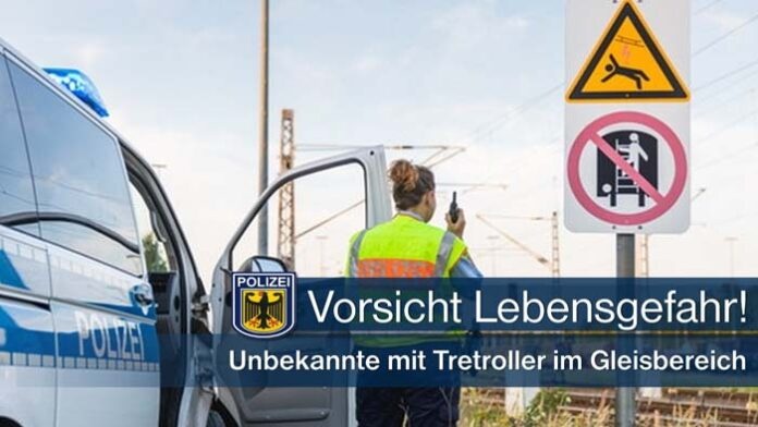 Mit dem Tretroller über die Gleise Mit dem Tretroller über die Gleise