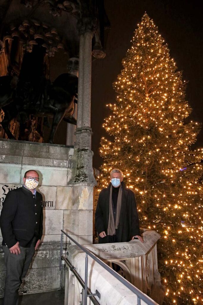 Der Münchner Christbaum erstrahlt auf dem Marienplatz