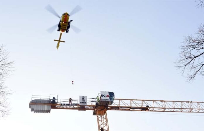 Bewusstlos im Kran: Kranführer mit Rettungshubschrauber geborgen