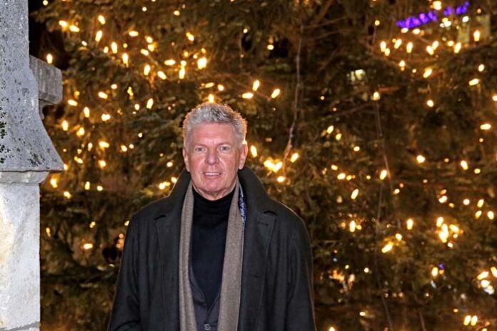 Der Münchner Christbaum erstrahlt auf dem Marienplatz