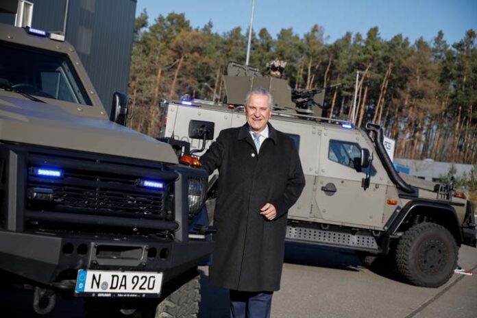 Herrmann stellt zwei neue Offensivfahrzeuge der Polizei vor