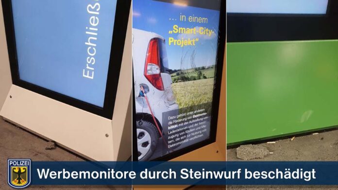 Werbemonitore durch Steinwurf beschädigt