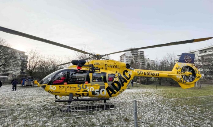 Oberschleißheim: Pkw kracht gegen Baum - Zwei Personen verletzt