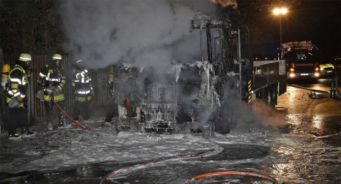 Untergiesing: Lkw nach Brand zerstört Untergiesing: Lkw nach Brand zerstört