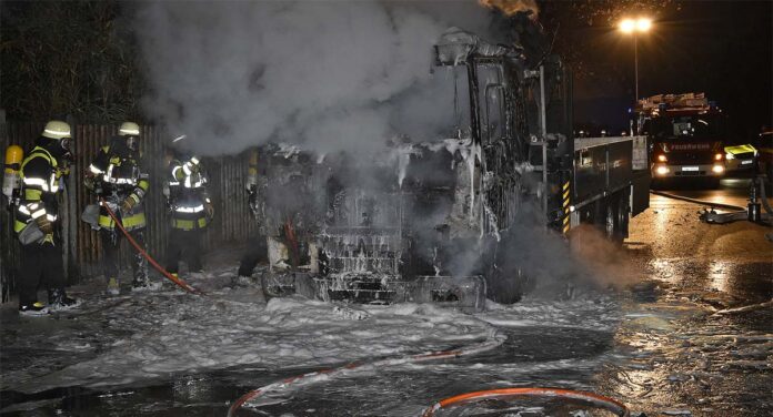 Untergiesing: Lkw nach Brand zerstört