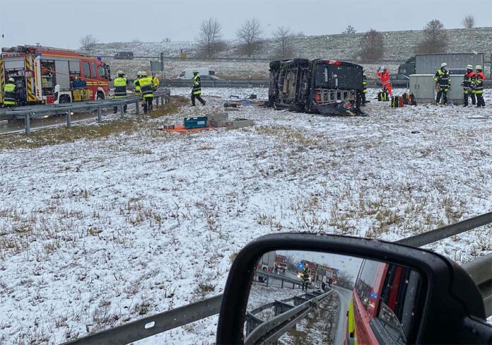 Verkehrsunfall auf der Autobahn A99 - Auto überschlägt sich