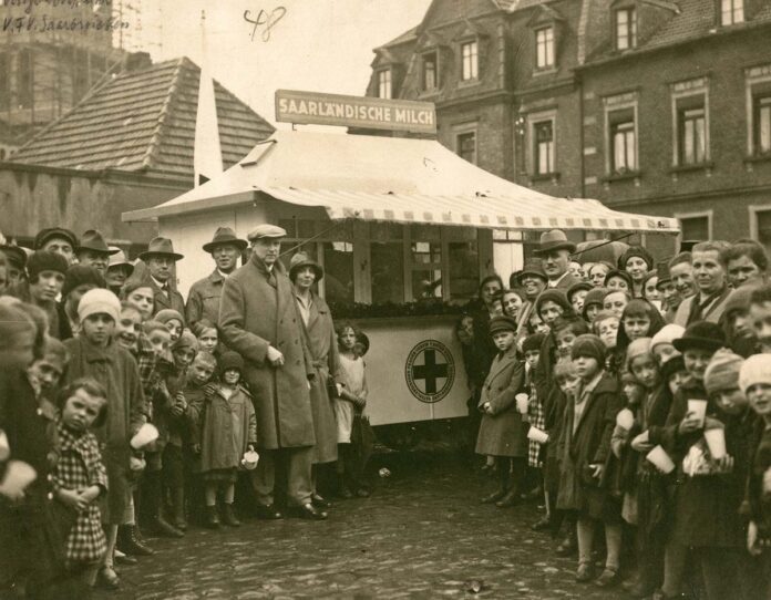 Ausgabe von Milch an Bedürftige durch das DRK