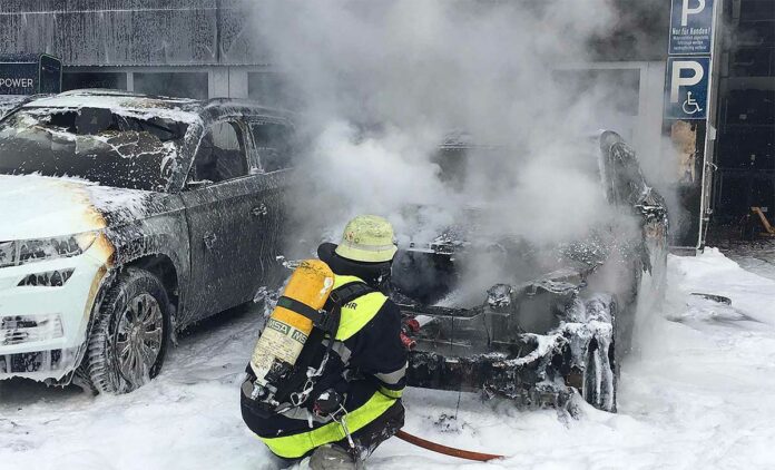 Frankfurter Ring - Elektrofahrzeug in Flammen aufgegangen Frankfurter Ring - Elektrofahrzeug in Flammen aufgegangen