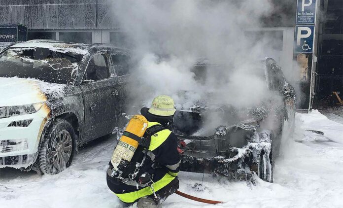 Frankfurter Ring - Elektrofahrzeug in Flammen aufgegangen