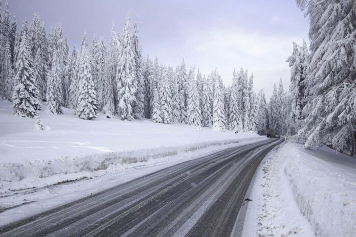 Verschneite Schilder und warmlaufende Motoren