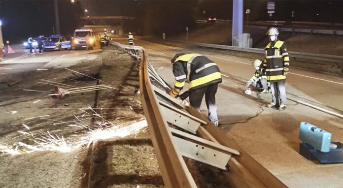 Olympiazentrum: Unfall am Georg-Brauchle-Ring - Feuerwehr entfernt Leitplanke Olympiazentrum: Unfall am Georg-Brauchle-Ring - Feuerwehr entfernt Leitplanke