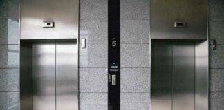 Laim: Exhibitionist im Aufzug