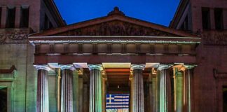 Festliche Beleuchtung zum 200-jaehrigen Jubilaeum Griechenlands
