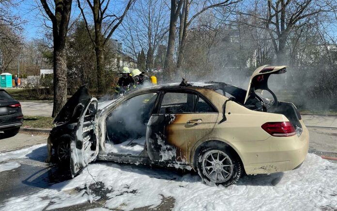 Johanneskirchen: Taxi fängt Feuer Johanneskirchen: Taxi fängt Feuer