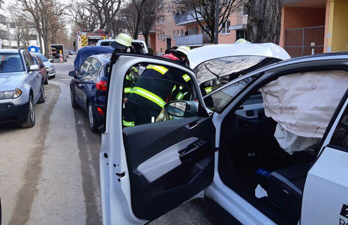 Giesing: Gas mit Bremse verwechselt - Auffahrunfall mit vier beteiligten Fahrzeugen Giesing: Gas mit Bremse verwechselt - Auffahrunfall mit vier beteiligten Fahrzeugen