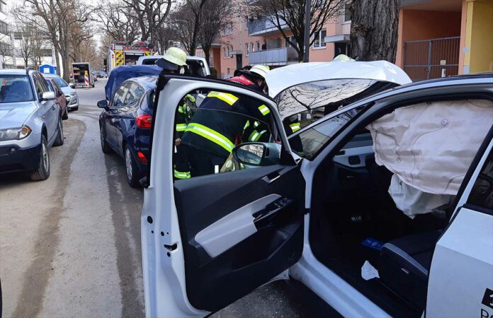 Giesing: Gas mit Bremse verwechselt - Auffahrunfall mit vier beteiligten Fahrzeugen