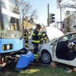 Laim: PKW kracht in Tram