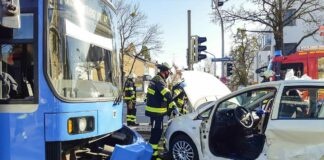 Laim: PKW kracht in Tram