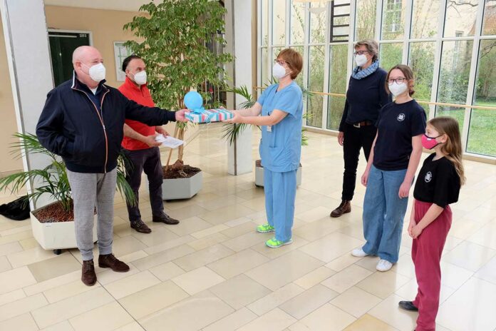 Schüler*innen des Gisela-Gymnasiums sammeln in Spendenlauf 5.000 Euro für das Team der Schwabinger Corona-Intensivstation