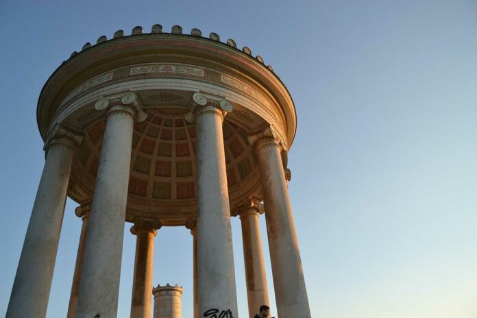 Englischer Garten: 15-Jähriger von Jugendgruppe überfallen und beraubt Englischer Garten: 15-Jähriger von Jugendgruppe überfallen und beraubt