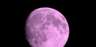 So pink wie in dieser Fotomontage sieht der Mond sicherlich nicht aus.