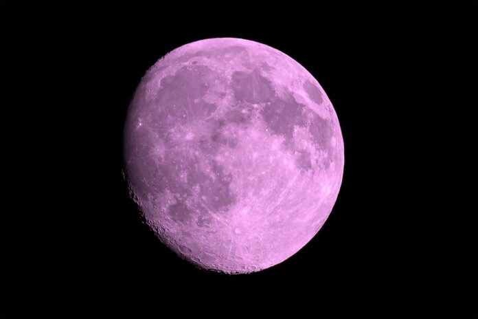 So pink wie in dieser Fotomontage sieht der Mond sicherlich nicht aus.