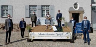 Spargelsaison 2021: Wirtschaftsminister Hubert Aiwanger sticht ersten Spargel in Schrobenhausen