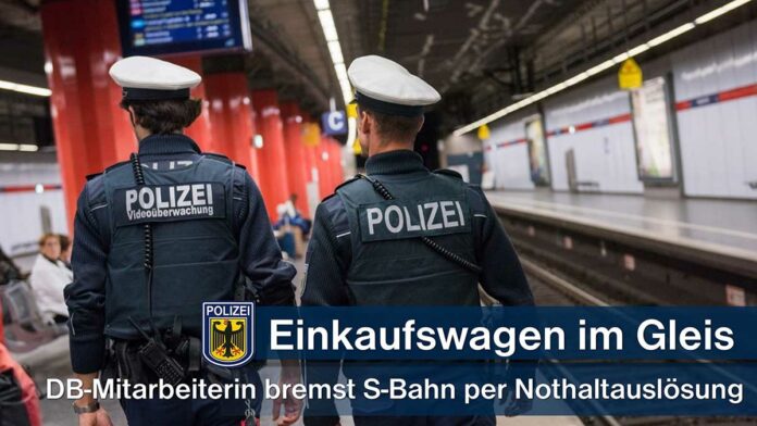 Einkaufswagen im Gleis - S-Bahn kommt rechtzeitig zum Stehen Einkaufswagen im Gleis - S-Bahn kommt rechtzeitig zum Stehen