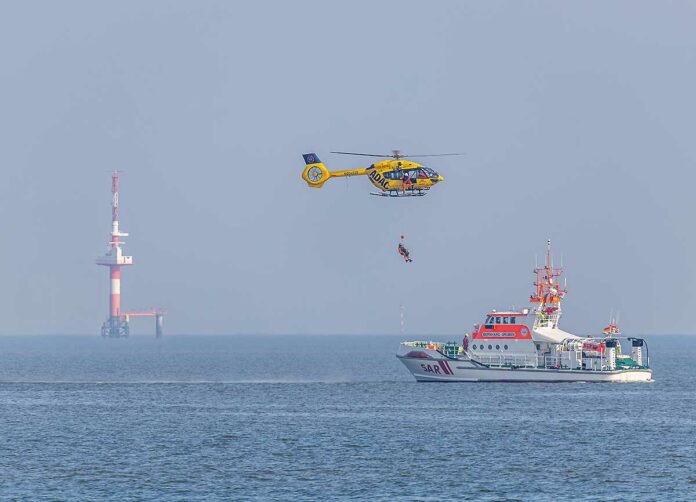 ADAC Luftrettung trainiert Windenrettung in Friesland