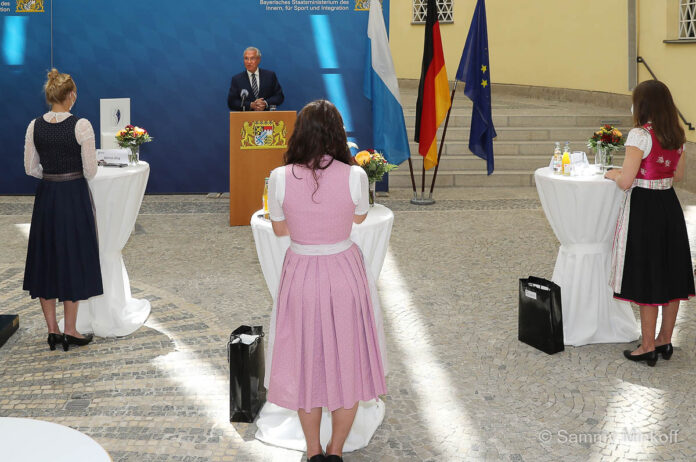 Innen- und Sportminister Herrmann übergibt nachträglich Bayerischen Sportpreis an Selina Jörg, Carolin Langenhorst und Ramona Hofmeister Innen- und Sportminister Herrmann übergibt nachträglich Bayerischen Sportpreis an Selina Jörg, Carolin Langenhorst und Ramona Hofmeister