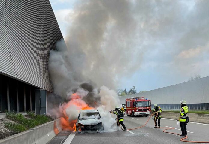 Fahrzeugbrand auf der A9 (Fröttmaning) Fahrzeugbrand auf der A9 (Fröttmaning)
