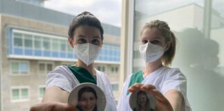 Mit Buttons gegen anonyme Maskengesichter im Krankenhaus