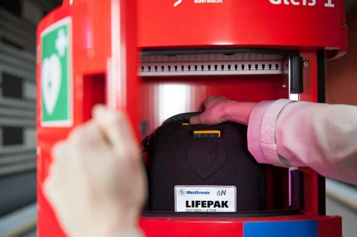 Happy birthday, Lebensretter! Defibrillatoren in U-Bahnhöfen seit 20 Jahren im Einsatz Happy birthday, Lebensretter! Defibrillatoren in U-Bahnhöfen seit 20 Jahren im Einsatz