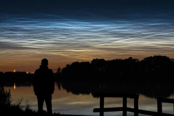 Leuchtende Nachtwolken - Magischer Silberschleier am Nordhimmel Leuchtende Nachtwolken - Magischer Silberschleier am Nordhimmel