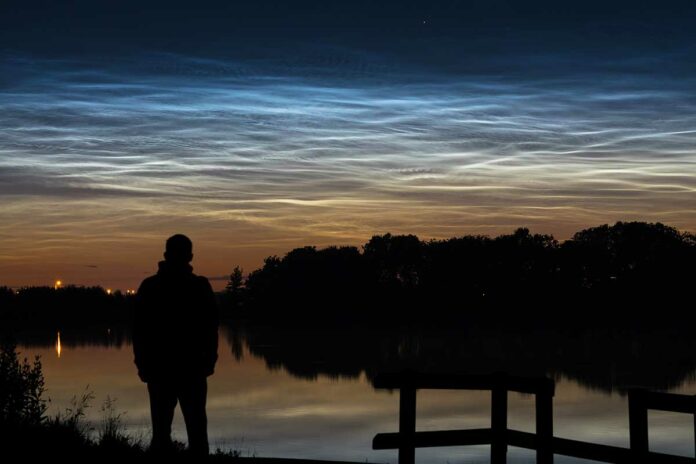 Leuchtende Nachtwolken - Magischer Silberschleier am Nordhimmel