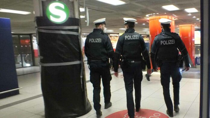 Nach verfassungswidriger Parole - Betrunkener pöbelt und beleidigt Polizistin