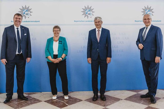 Innenminister Joachim Herrmann verabschiedet LKA-Vizepräsidentin Petra Sandles und führt Nachfolger ein Innenminister Joachim Herrmann verabschiedet LKA-Vizepräsidentin Petra Sandles und führt Nachfolger ein