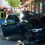 Giesing: Zwei Verletzte bei Verkehrsunfall – Auto kracht in Schaufenster Auto kracht in Schaufenster