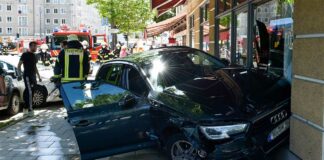 Auto kracht in Schaufenster