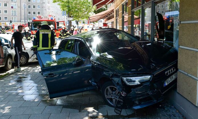 Auto kracht in Schaufenster