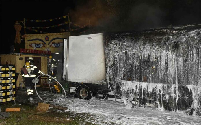 Feuerschein über dem Tollwood Sommerfestival - Kühlanhänger ausgebrannt