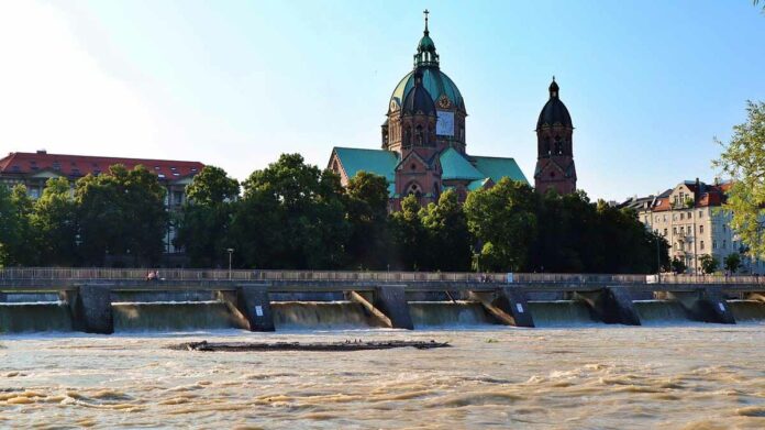 Hochwasser: Bade- und Bootfahrverbot auf der Isar Hochwasser: Bade- und Bootfahrverbot auf der Isar