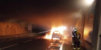 PKW brennt in Unterführung vollig aus