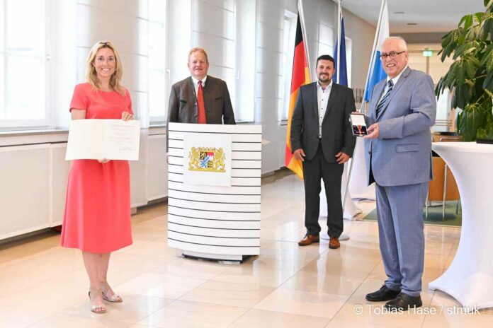 Dr. Karl Martin Graß erhält den Verdienstorden der Bundesrepublik Dr. Karl Martin Graß erhält den Verdienstorden der Bundesrepublik