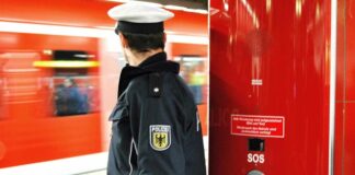 Reisende retten Frau vor Sturz ins Gleis – Bundespolizei sucht Retter