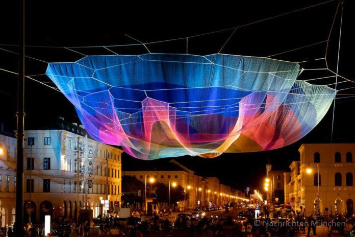 Earthtime 1.26 Munich by Janet Echelman - Kunstinstallation am Odeonsplatz München