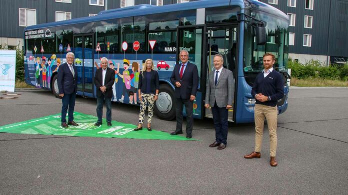 Herrmann stellt Schulbus mit Abbiegeassistenzsystem vor Herrmann stellt Schulbus mit Abbiegeassistenzsystem vor